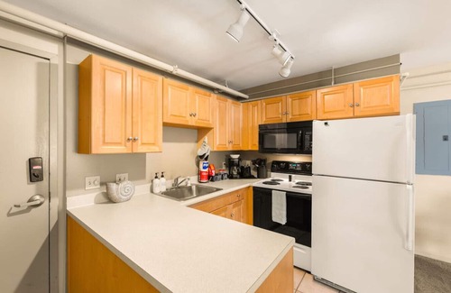 Downtown Cleveland Apartment | Lofty One Bedroom | Downtown | Free Parking