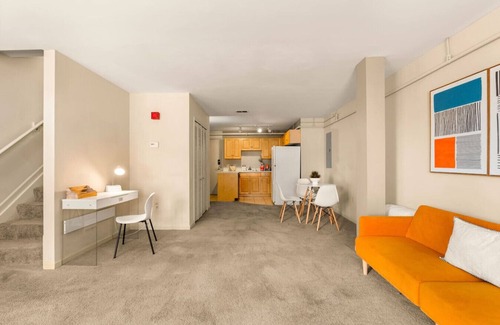 Downtown Cleveland Apartment | Lofty One Bedroom | Downtown | Free Parking