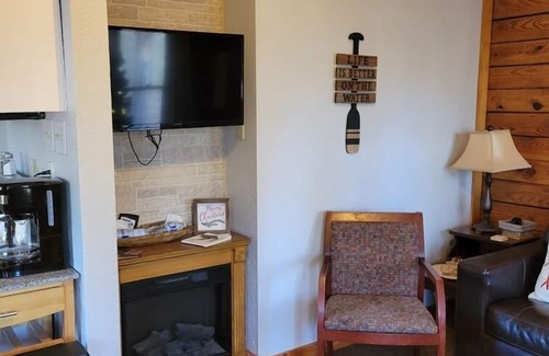 Schnellville House | Log Cabin 6 with Hot Tub at Osborn Ramp on Patoka Lake