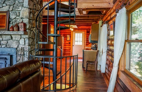 Black Mountain Cabin | Log cabin, Amazing long range views. Discounted winter rates.