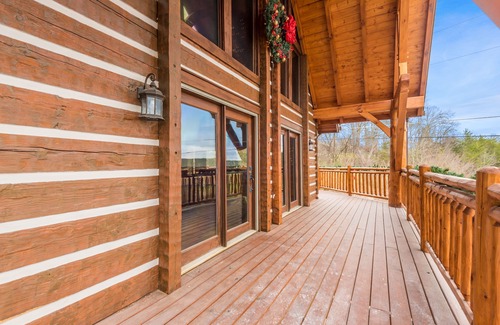 Clinton Cabin | Log Cabin convenient to Windrock ATV Park, and Norris Lake. Sleeps 12
