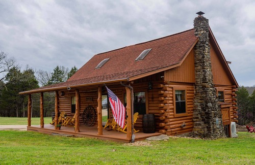 Mountain Home Cabin | Log Cabin Getaway, Lakes, Rivers, Hiking, Fishing, Wi-Fi & More