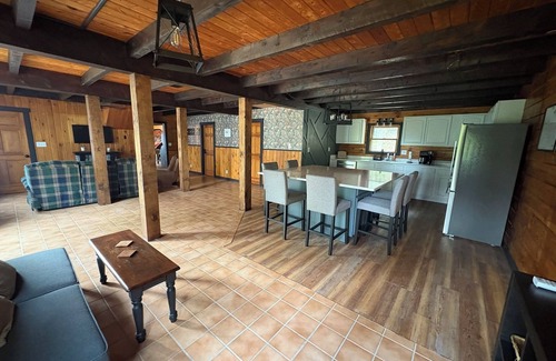 Orrtanna Cabin | Log Cabin Hideaway - off Route 30 - Game Room - Sleeps 10