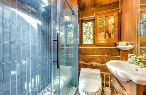 Redwood City House | Log-Cabin Home Retreat - Walk to Restaurants, Trails, Hiking & Biking