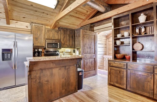 Kingsland House | Log Cabin Home w/Lake Access and Private Boat Ramp!