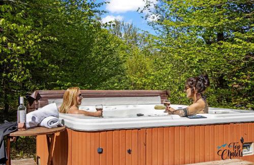 Labelle Ski Chalet | Log Cabin Hot tub near Tremblant