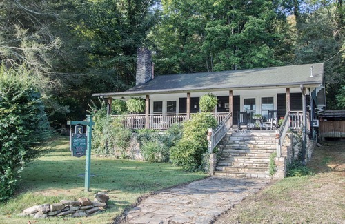 Hot Springs Cabin | Log Cabin~Hot Tub-~Walk To Town~on Appalachian Trail~wi-fi~