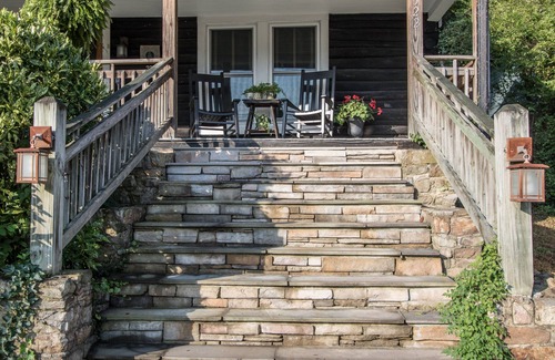 Hot Springs Cabin | Log Cabin~Hot Tub-~Walk To Town~on Appalachian Trail~wi-fi~