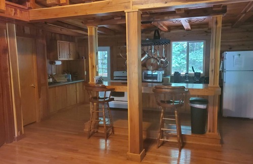 Peaks Cabin | Log Cabin in the Mountains! Large family friendly!