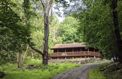 Peaks Cabin | Log Cabin in the Mountains! Large family friendly!