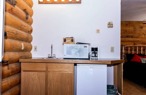 Pinedale Cabin | Log cabin in the National Forest, near ski lift! Full restaurant/bar on site.