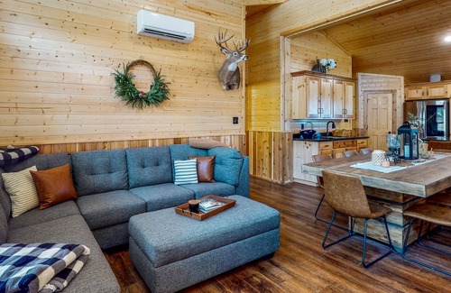Stringtown House | Log cabin in the woods - channel access, kayaks, canoe, firepit, dog-friendly