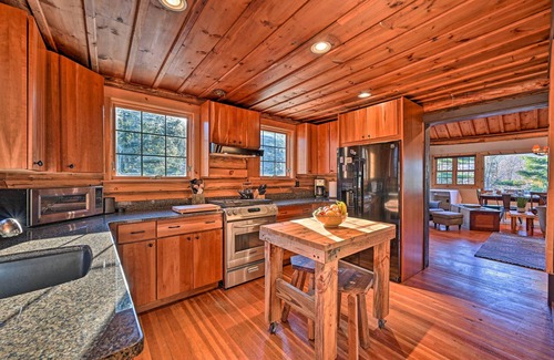Wilmington Cabin | Log Cabin in Wilmington w/New Hot Tub By Skiing!
