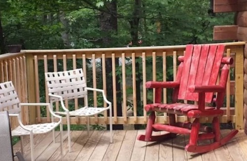 Huntingdon Cabin | Log Cabin in Wooded Area Near Raystown Lake Boat Access