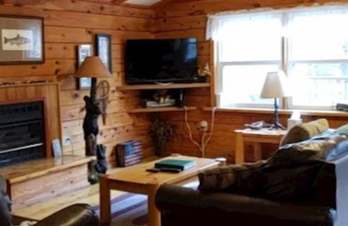 Huntingdon Cabin | Log Cabin in Wooded Area Near Raystown Lake Boat Access