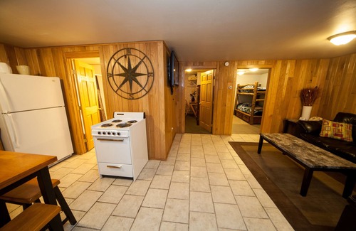 Jones Mills Hotel | Log Cabin Lodge & Suites
