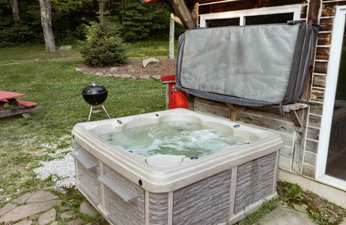 Bladensburg Cabin | Log Cabin Lodge with Indoor Heated Pool