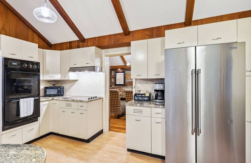 Richmond Heights House | Log Cabin - Natures Oasis - Fire Pit & Gazebo