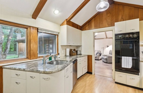 Richmond Heights House | Log Cabin - Natures Oasis - Fire Pit & Gazebo