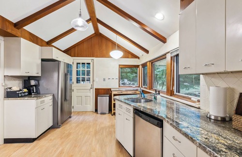 Richmond Heights House | Log Cabin - Natures Oasis - Fire Pit & Gazebo