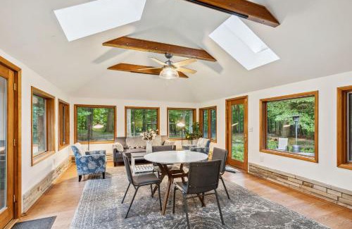 Richmond Heights House | Log Cabin - Natures Oasis - Fire Pit & Gazebo