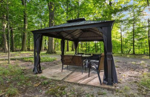 Richmond Heights House | Log Cabin - Natures Oasis - Fire Pit & Gazebo