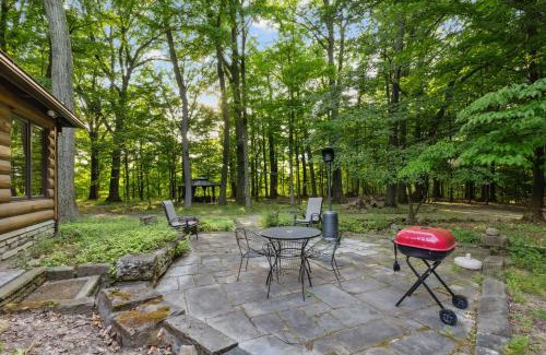 Richmond Heights House | Log Cabin - Natures Oasis - Fire Pit & Gazebo