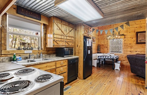 Knoxville Cabin | Log Cabin near UTK, FP, Hot tub, Firefighter game room, fishing, trails, Pets OK