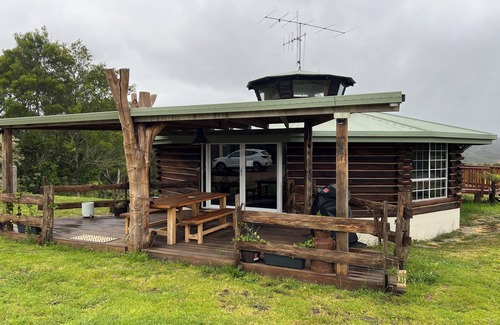 Elands House | Log Cabin OFF GRID, fire place, balconies/library/Rain forrest, walk, swim.