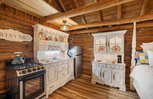 Rudy Cabin | Log cabin on 100 acres-Wifi-Kitchen-Wildlife-The Happy Hound