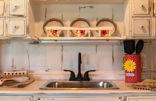Rudy Cabin | Log cabin on 100 acres-Wifi-Kitchen-Wildlife-The Happy Hound