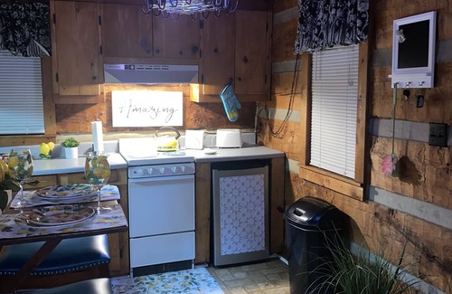 Winston - Salem House | Log Cabin on Main St. In the ❤️ of Winston Salem. Sleeps 4 comfortably.