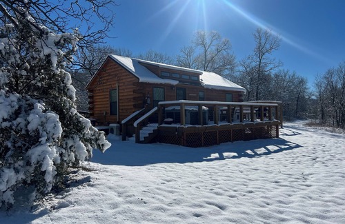 West Siloam Springs Cabin | Log Cabin on the waterfall