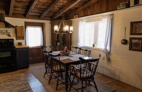 Hendersonville Cabin | Log Cabin owned by Johnny Cash approx. 30 mins to downtown Nashville. Sleeps 6