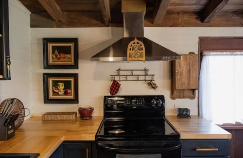 Hendersonville Cabin | Log Cabin owned by Johnny Cash approx. 30 mins to downtown Nashville. Sleeps 6
