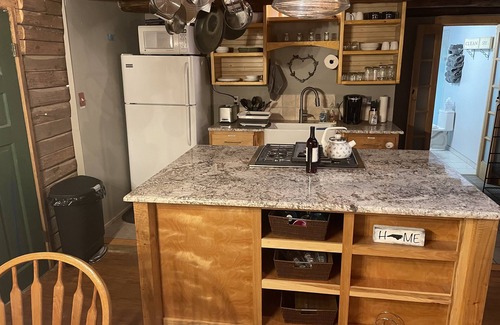 Hot Springs House | Log Cabin - private - w/running creek - 1mile from downtown Hot Springs