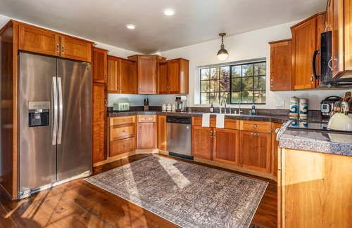 Ahwahnee House | Log Cabin sleeps 20 with hot tub, EV Charger, firepit