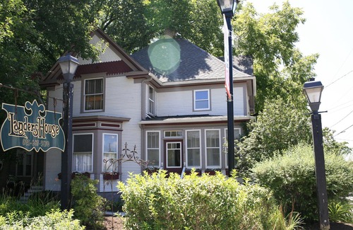Utica House | Log Cabin -Standard-Queen-Private Bathroom ( no pet)