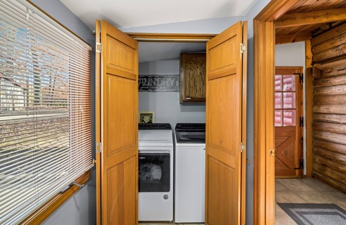 Knoxville Cabin | Log Cabin, UTK/Neyland, Smokies, 16acres, FP, HotTub, Sauna, Fishing, Golf, Pets