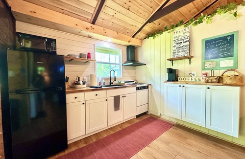 Grantville Cabin | Log Cabin w/Farm Animals & Firepit 20 Mins To Hershey & 4 Mins To Lake!