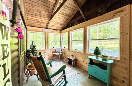 Grantville Cabin | Log Cabin w/Farm Animals & Firepit 20 Mins To Hershey & 4 Mins To Lake!