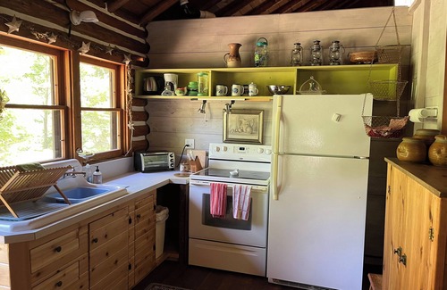 Maple City Cabin | Log cabin, walking distance from Funistrada, LaBecasse, Laker Shakes & Glen Lake