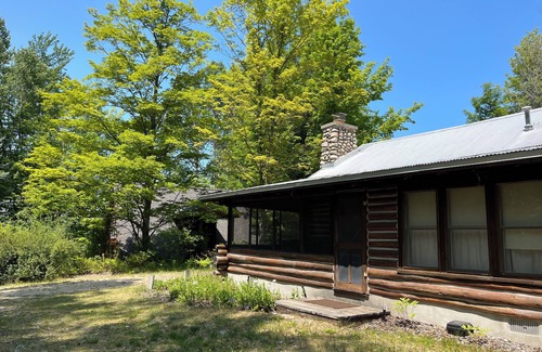 Maple City Cabin | Log cabin, walking distance from Funistrada, LaBecasse, Laker Shakes & Glen Lake