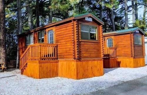 Williamsburg Cabin | Log Cabin - Williamsburg Pet-Friendly Log Cabin – Heated Pool, Free Game Room, Near Parks