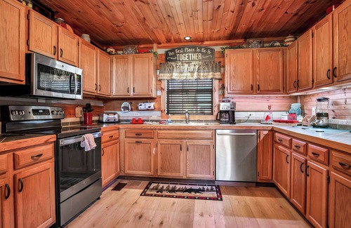 Townsend Cabin | Log Cabin with 3BR, Hot Tub, Fire Ring, Game Room, Mtn Views, Wifi & Pool Access