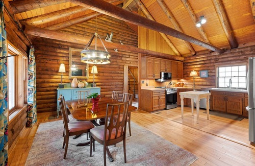 Gainesville Cabin | Log Cabin with Big Deck Energy on Lake Lanier, fire pit and lake access