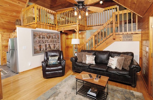 Gatlinburg - Pigeon Forge Cabin | Log cabin with pool table & hot tub-sleeps 8!