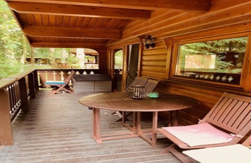 Kenwick Cabin | Log cabin with veranda, nestled in Kenwick Park, Louth
