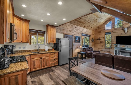 Orderville Cabin | Log Cabin Zion Retreat| Where Milky Way Meets Zion