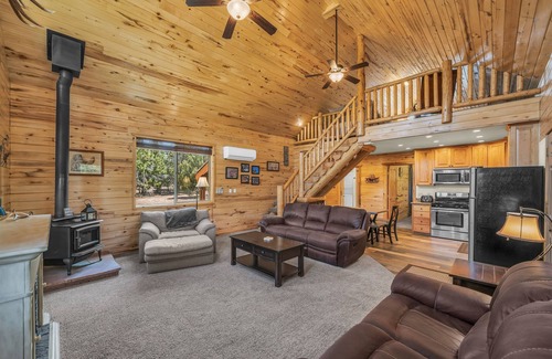 Orderville Cabin | Log Cabin Zion Retreat| Where Milky Way Meets Zion